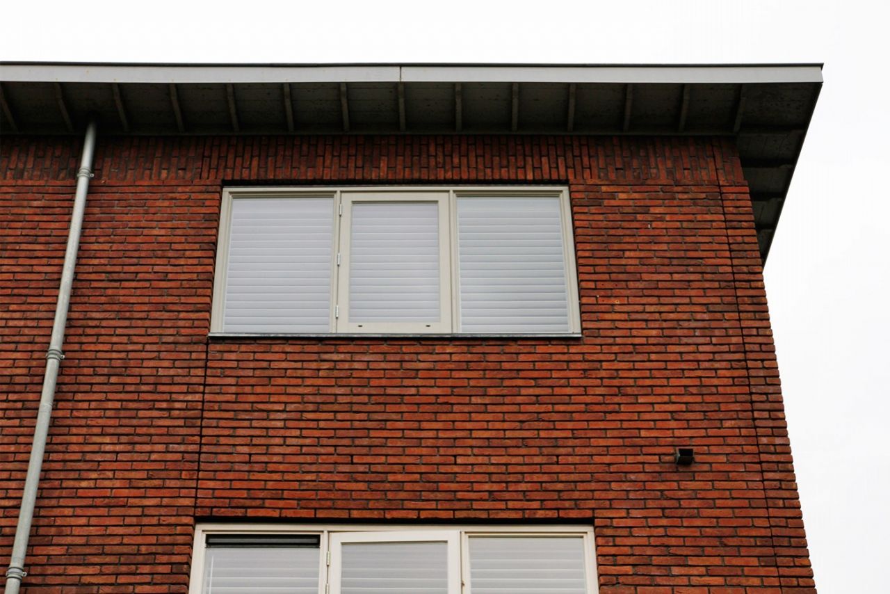 De gevel is doorgetrokken voor het bestaande inpandig balkon, en voorzien van een raamkozijn.