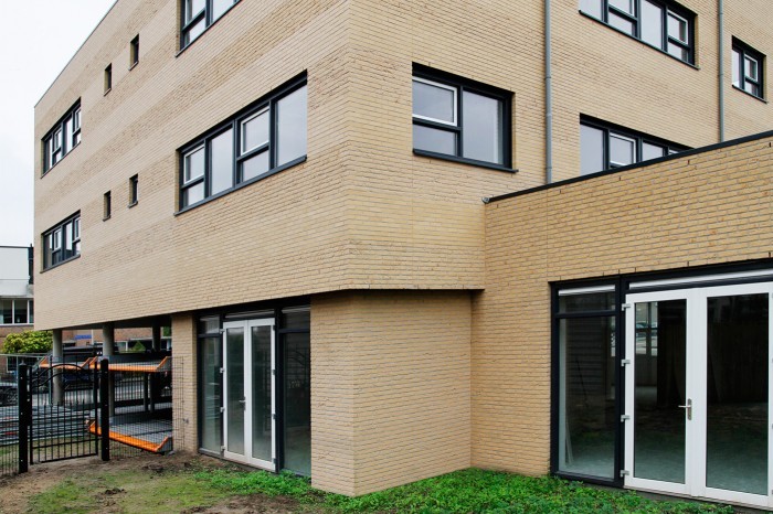 Zoals uiterst links te zien zijn de woningen voorzien van een autolift.