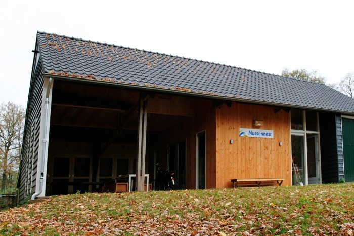 Kapschuur van het vrijwilligerscentrum met recreatieruimte.
