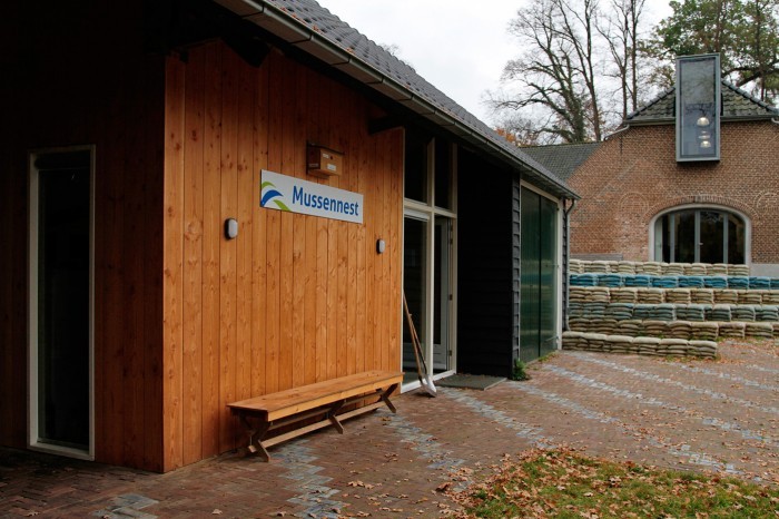Rechts de trapconstructie van gevulde zakken, bedoeld als tribune.