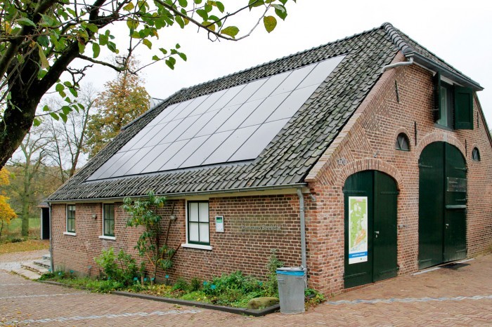 Exterieur met gerenoveerde kap en nieuwe zonnepanelen.