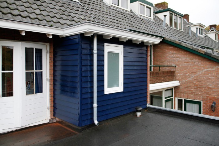Op de eerste verdieping is de orginele gootdetaillering leidend.