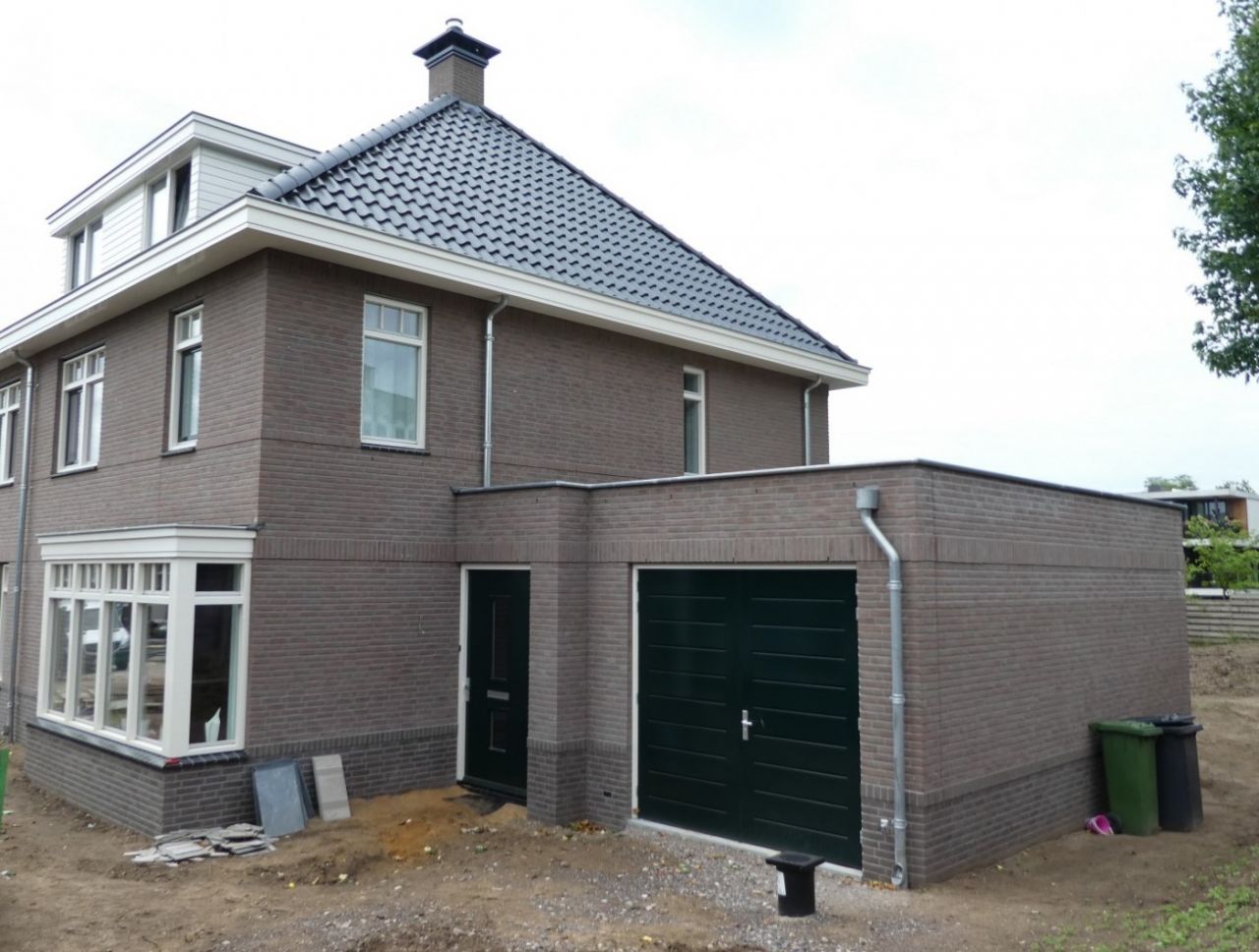  Beide woningen beschikken over een ruime garage. 