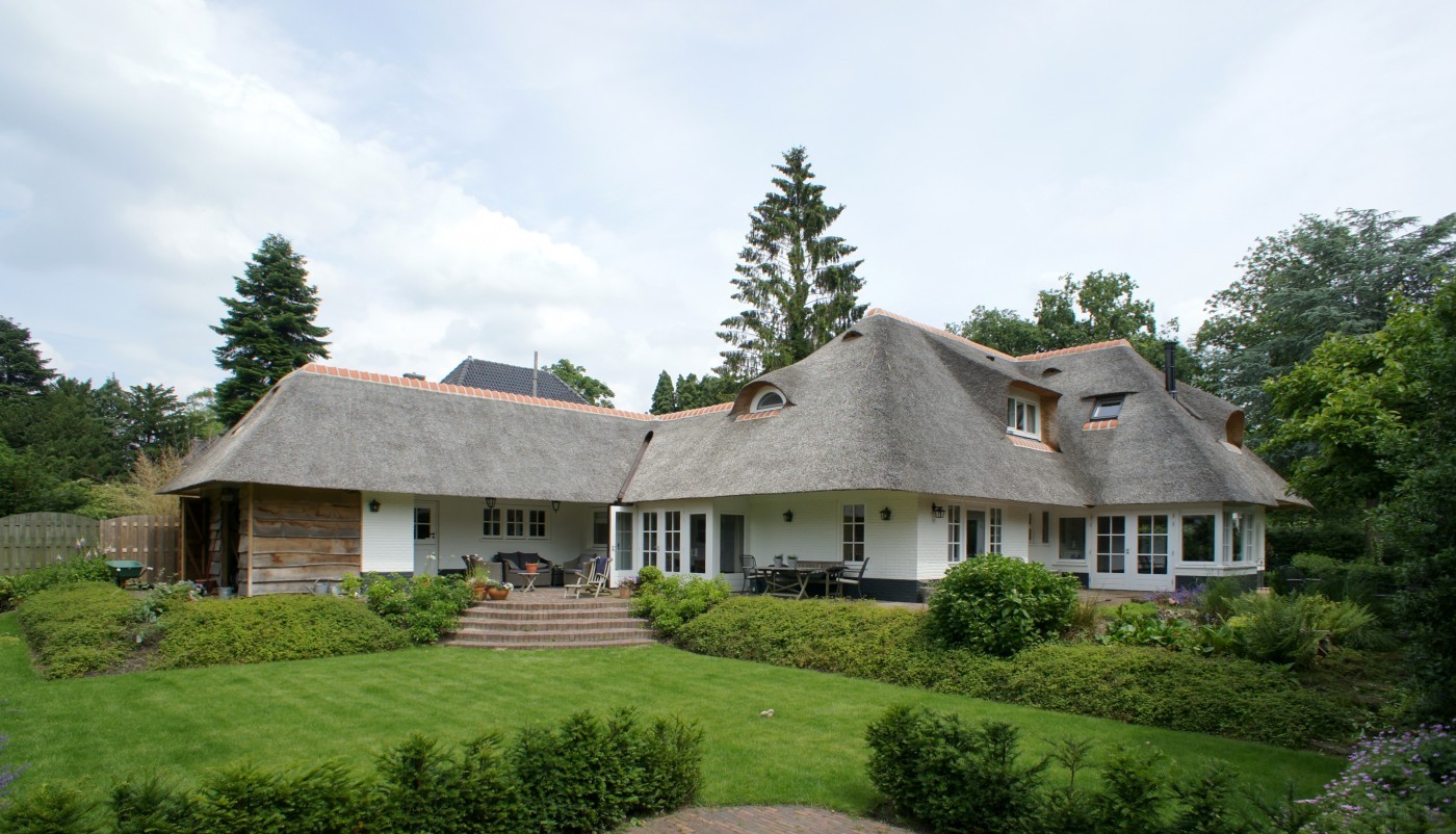 De aanbouw links is gerealiseerd door Prefit, geheel in de stijl van de bestaande villa. 