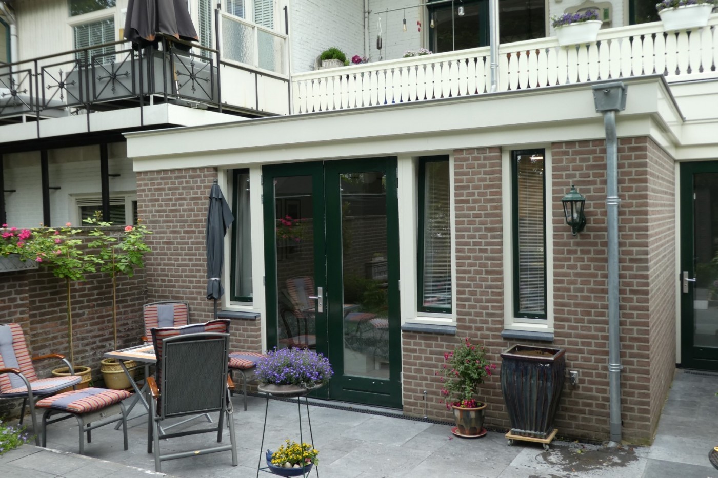 Het woonoppervlak van deze benedenwoning in Nijmegen is vergroot d.m.v. deze aanbouw. 