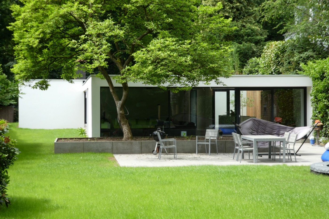 De opgeleverde woning in de groene, natuurlijke omgeving zorgt voor veel wooncomfort. 