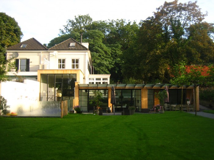 Het exterieur van de aanbouw is uitgevoerd met hout, aluminium en glas. 