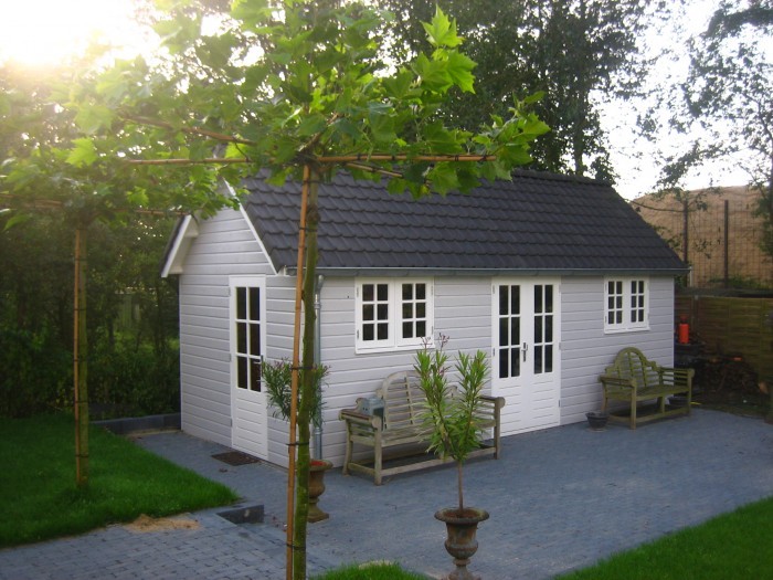 Ook het tuinhuis is gebouwd door Prefit.