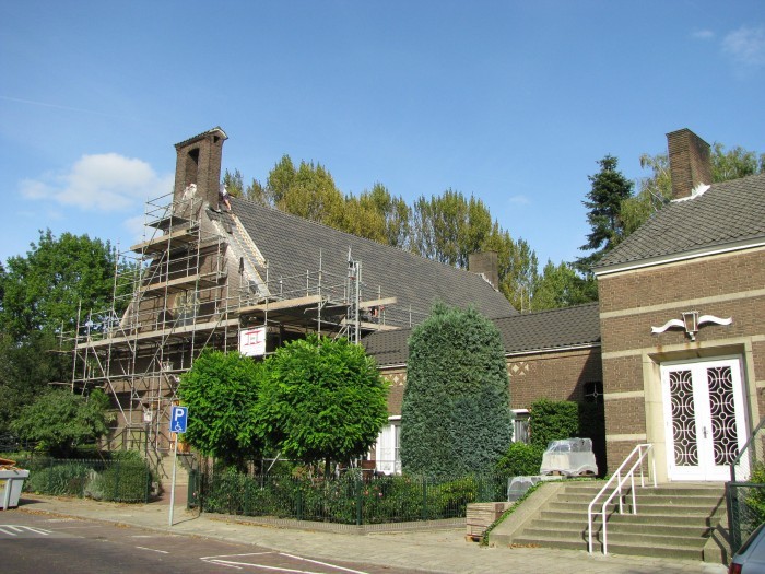 Het houtwerk buiten is voorzien van nieuw schilderwerk. 