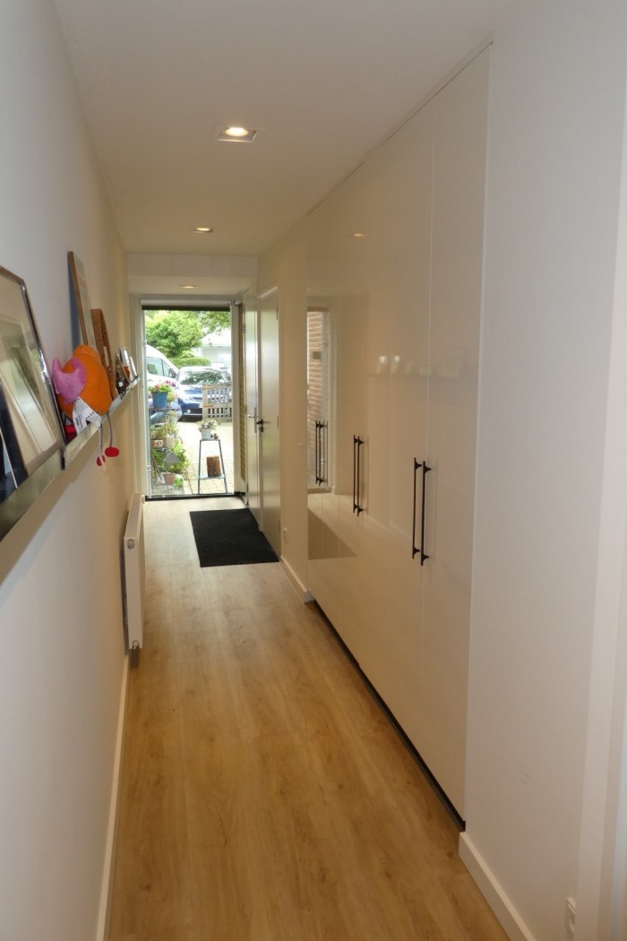 De hal met koppeling naar de bestaande woning. 
